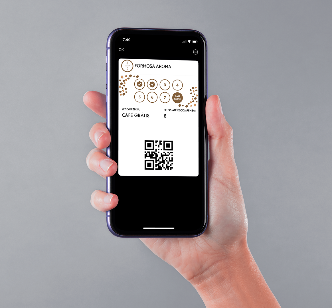 Cliente mostrando o cartão digital da Increasify no celular, pronto para acumular selos e recompensas