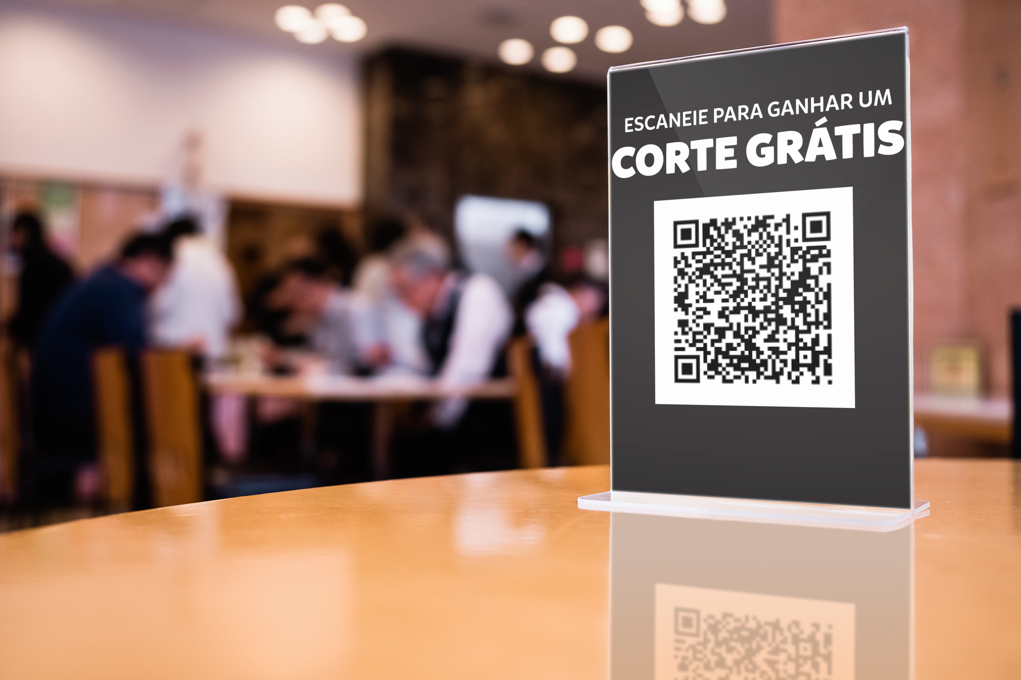 Display de acrílico com QR Code da Increasify em balcão de barbearia, facilitando o cadastro no programa de fidelidade digital.