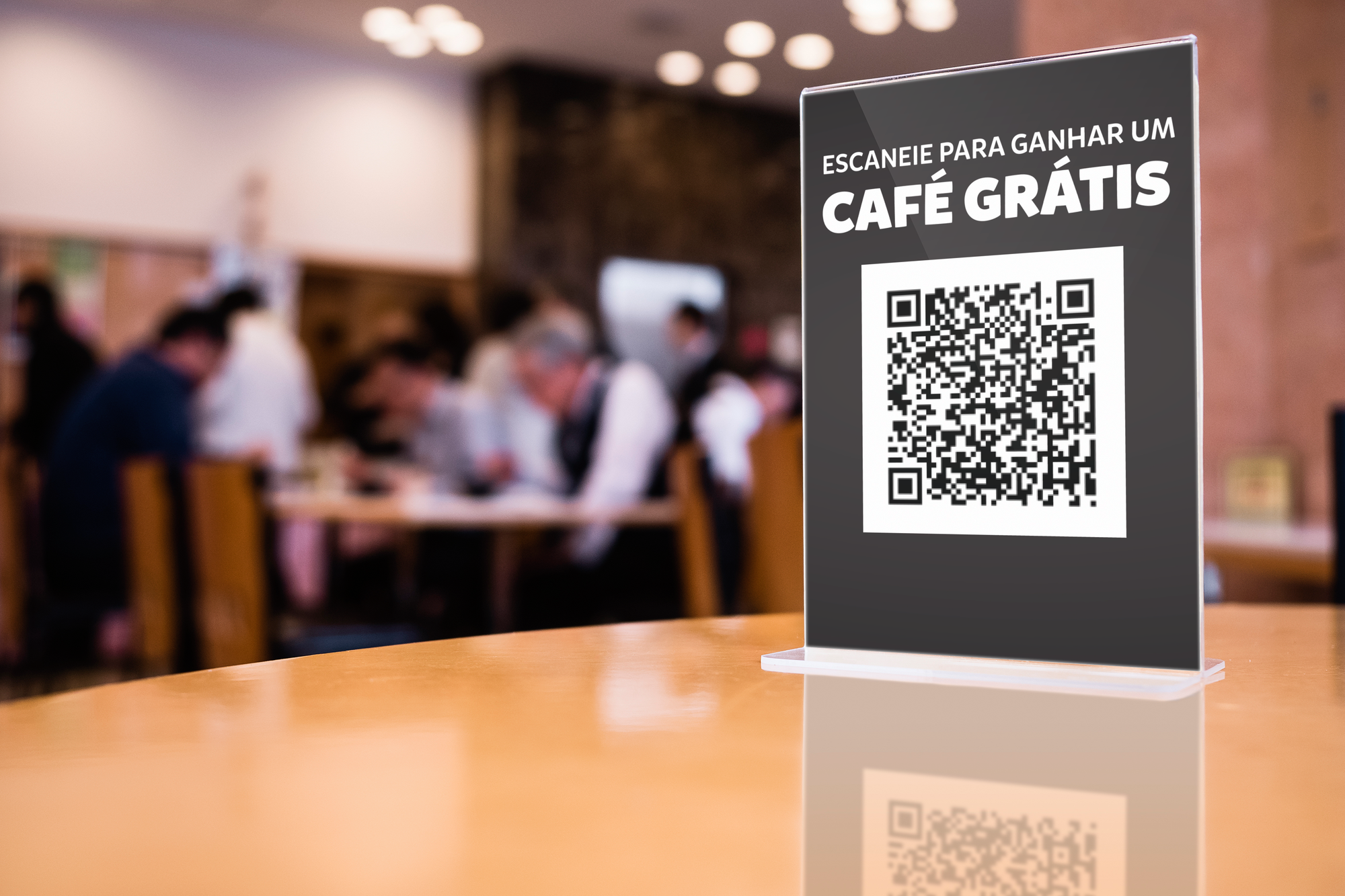 Display de acrílico com QR Code da Increasify em balcão de cafeteria, facilitando o cadastro no programa de fidelidade digital.