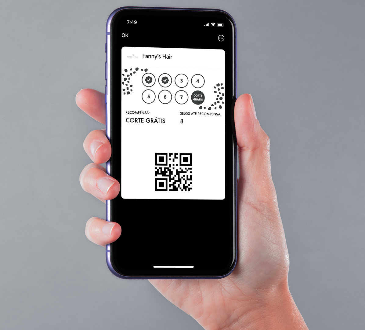 Cliente mostrando o cartão digital da Increasify no celular, pronto para acumular selos e recompensas