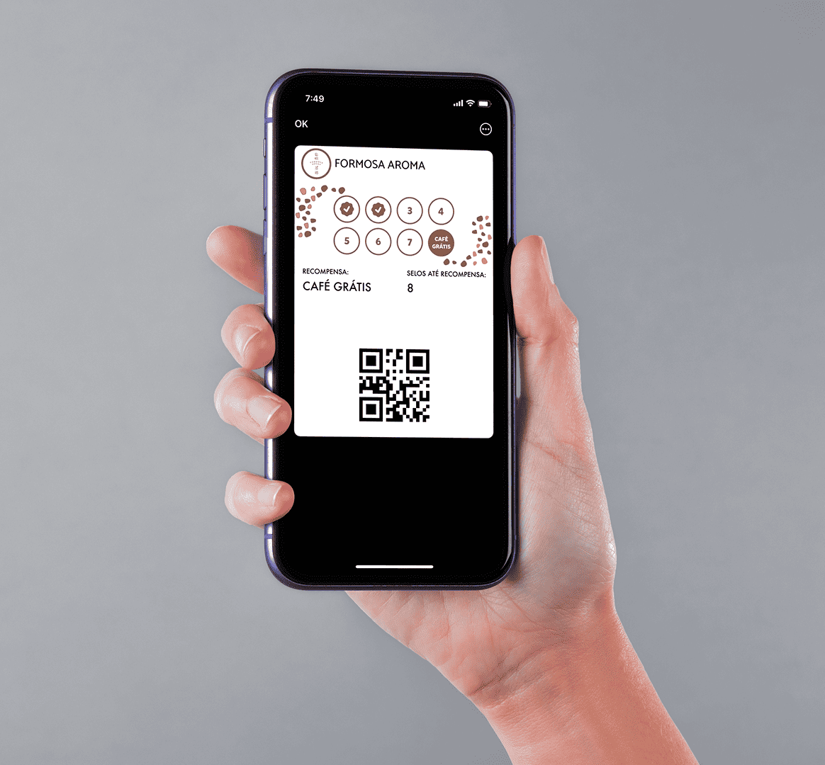 Cliente mostrando o cartão digital da Increasify no celular, pronto para acumular selos e recompensas